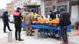 Önünde kuyruk oluşan seyyar satıcılara ceza