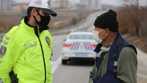 Otobanda yürüyen yaşlıyı polis evine götürdü