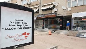 Reklam ilanı ile eşinden özür diledi