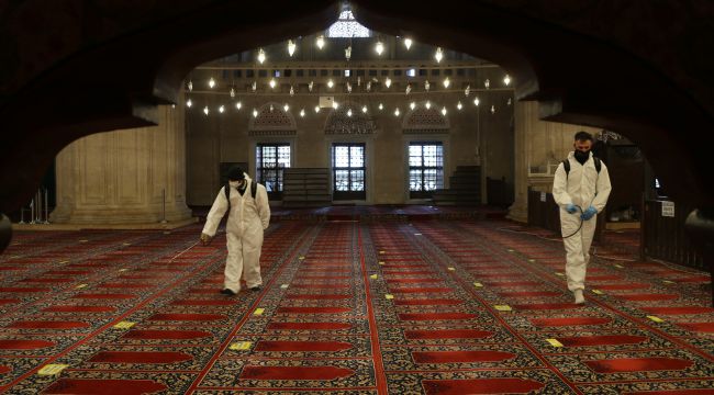 Selimiye Camii’ne namaz öncesi dezenfektesiyon