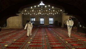 Selimiye Camii’ne namaz öncesi dezenfektesiyon