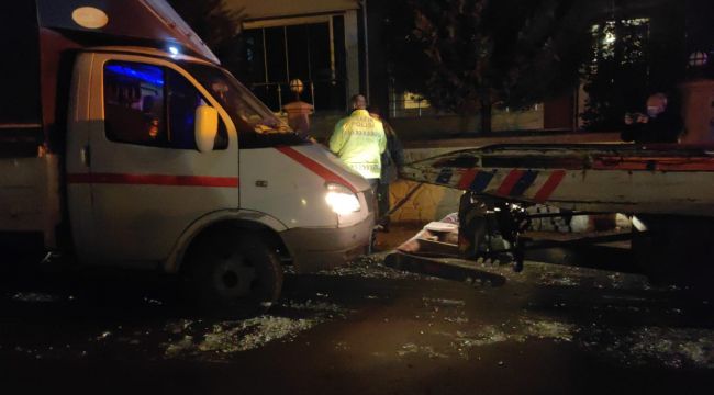 Seyir halindeki kamyonet yola saplandı