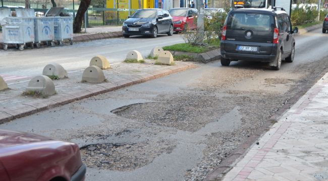 Üniversite önündeki çukurlar trafiği kilitledi
