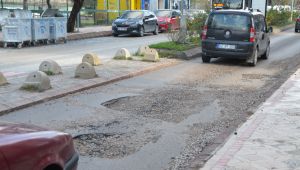 Üniversite önündeki çukurlar trafiği kilitledi