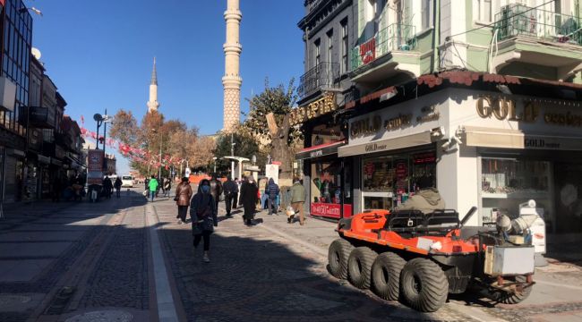 Yoğun caddelere kişi sınırlaması getirildi