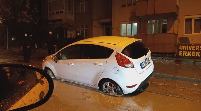 Yol çöktü araç zemine oturdu
