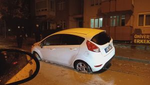 Yol çöktü araç zemine oturdu