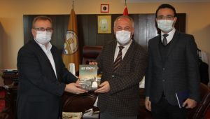 Arda ‘Her yönüyle İpsala’ adlı kitabı Tabakoğlu’na takdim etti