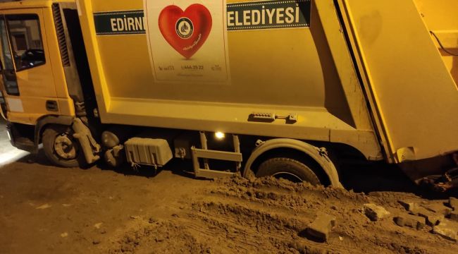 Çöp kamyonu çukura saplandı