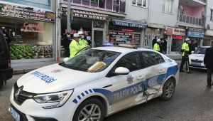 Dur ihtarına uymayarak polis aracına çarptı; 2 yaralı