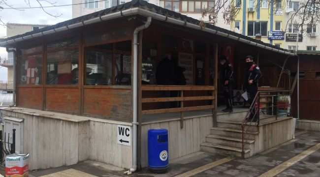 Muhtarlık binasına giren hırsızlar güvenlik kamerasına yakalandı