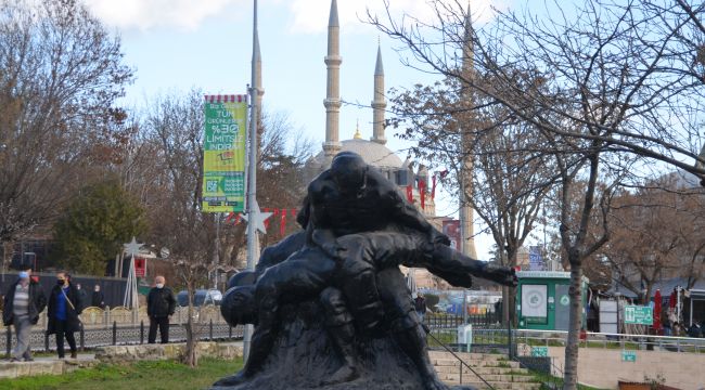 Saraçlara güreşen pehlivanlar heykeli