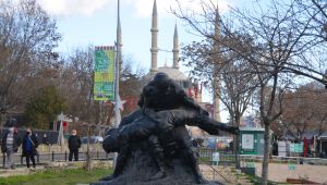 Saraçlara güreşen pehlivanlar heykeli