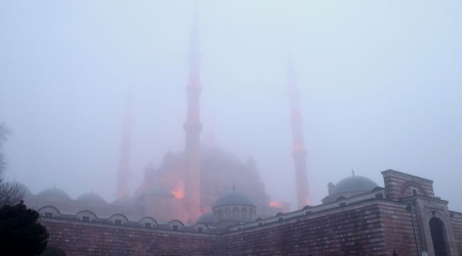 Sis altında kalan Selimiye Camisi gözden kayboldu