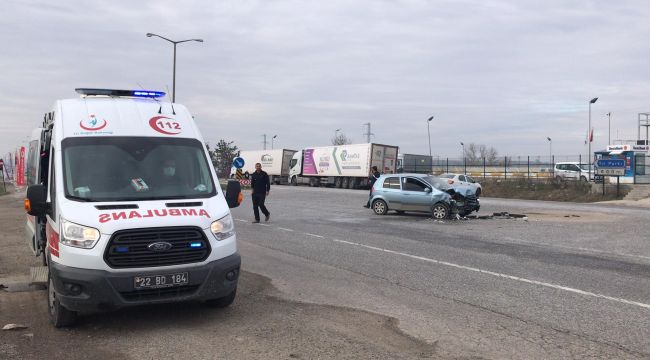 Tıra çarpan otomobil sürücüsü yaralandı
