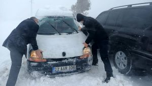 Vali Canalp muhtara kar temizliğinde yardım etti
