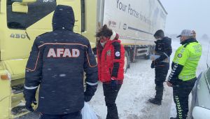 AFAD, yolda kalan tır sürücülerine kumanya dağıttı