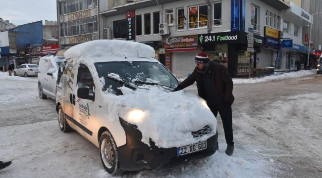 Başkan Helvacıoğlu ekiplerle kar küredi