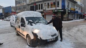 Başkan Helvacıoğlu ekiplerle kar küredi