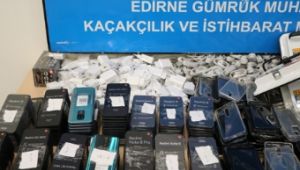 Gümrük kaçağı cep telefonu ve eşya ele geçirildi