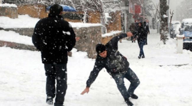Karlı havada yürürken düşme tehlikesine dikkat!
