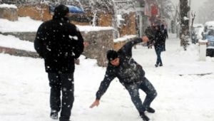 Karlı havada yürürken düşme tehlikesine dikkat!