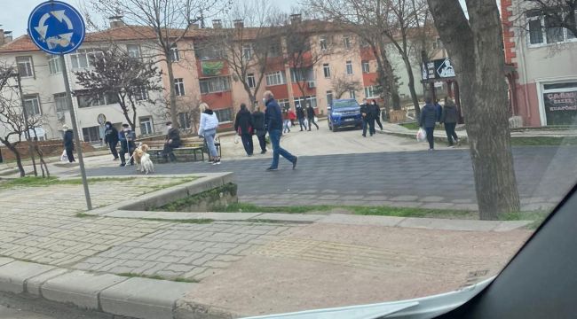 Kısıtlamada cadde ve sokaklarda insan seli