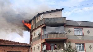 Bacadan sıçrayan alevler çatı katı dairesine sıçradı