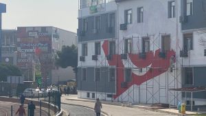 Binadaki bayrak, boyanarak silindi