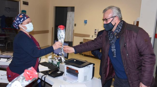 ‘Dünyanın bütün çiçekleri sağlıkçılara armağan olsun’