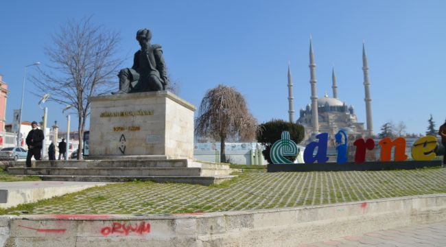 Mimar Sinan heykeline zarar verildi