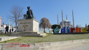 Mimar Sinan heykeline zarar verildi
