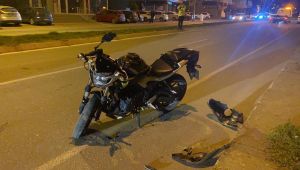 Otomobille çarpışan motosiklet sürücüsü yaralandı