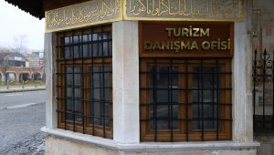 Sprey boya kalıntıları görevlilerce silindi
