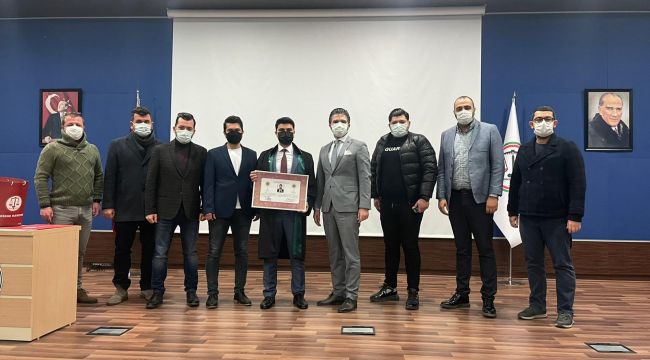 Tosunoğlu Avukatlık cübbesini giydi