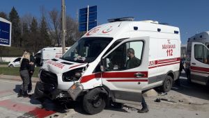 Ambulans ile otomobil çarpıştı; 3 yaralı
