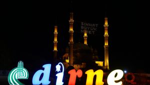 Selimiye Camine ‘sıhhat büyük nimet’ yazılı mahya asıldı