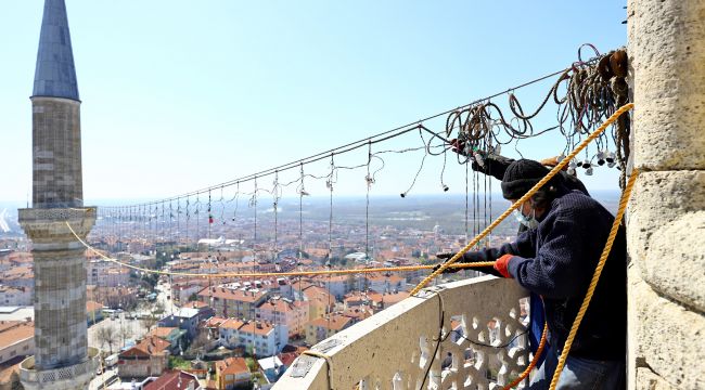 Selimiye Camisi minarelerine ramazan mahyası