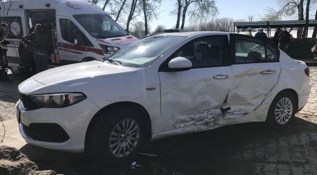 Taksi otomobile çarptı 1 yaralı