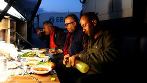 Tır şoförleri kendi hazırladıkları yemeklerle iftar açıyor