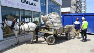 At arabasıyla çarpışan motosikletli kurye yaralandı