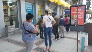 Caddeler boş, PTT önü ana baba günü
