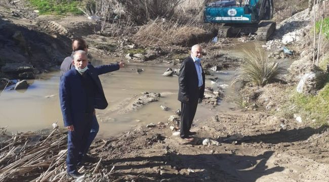 ‘Cin, kürsüde şov peşinde koşuyor’