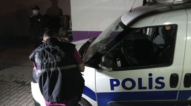 Kavga ihbarına giden polis ekibinin aracına kiremitli saldırı