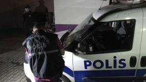 Kavga ihbarına giden polis ekibinin aracına kiremitli saldırı