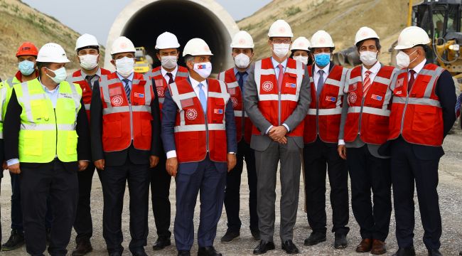 Meyer-Landrut, Tren İstasyonu'nda incelemelerde bulundu