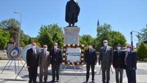 Mezunlar Başöğretmenin huzurunda