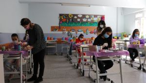 Öğrencilerden geri dönüşümlü çiçek yetiştirme alanları