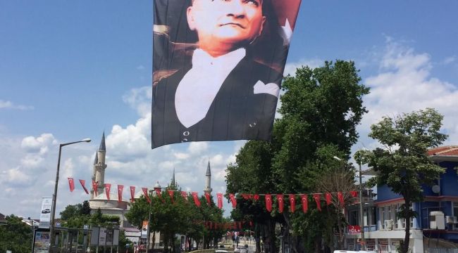 Şehrin her yerine Atatürk posteri asıldı