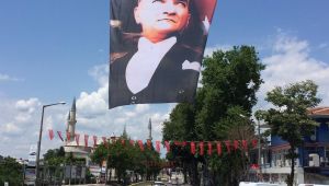Şehrin her yerine Atatürk posteri asıldı